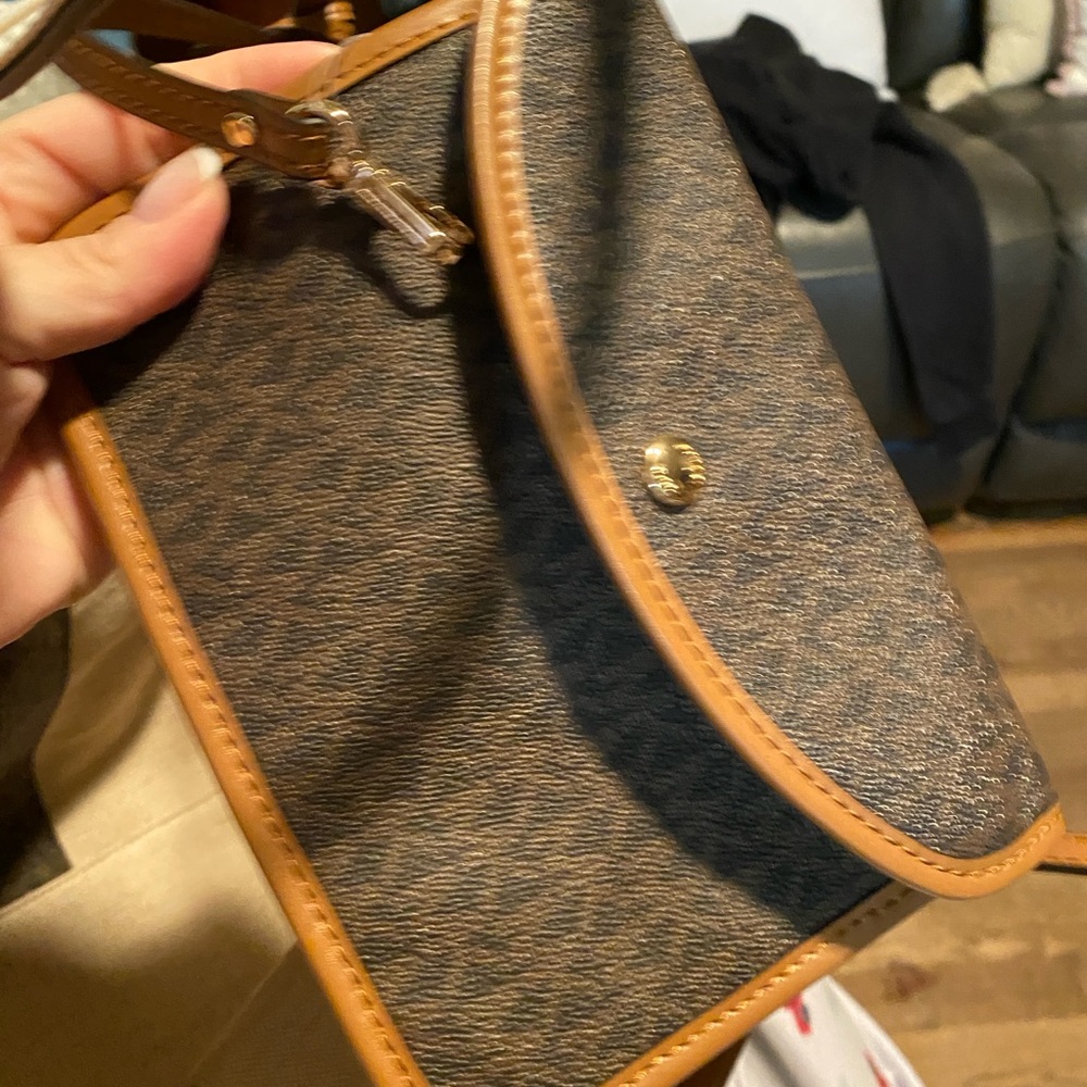 Michael Kors large bag in great condition. Comes with an envelope wallet. - Picture 5 of 11